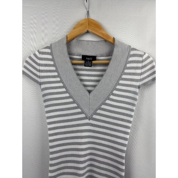Rue21 Womens Medium Striped V-Neck Knit Top - Picture 2 of 4